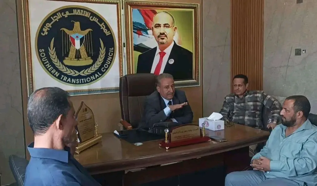 فريق التوجيه والرقابة الرئاسي يبحث مع الغرفة التجارية في لحج تفعيل الرقابة على الأسواق