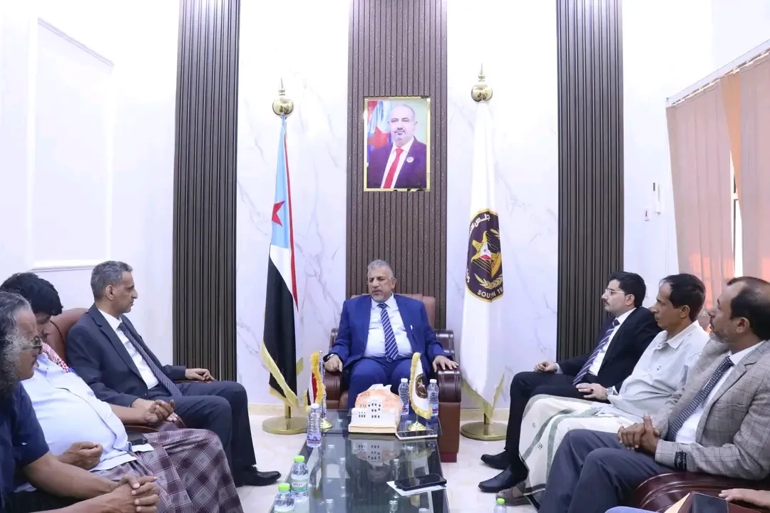 الجعري يناقش مع نائبي وزارتي المياه والبيئة والإدارة المحلية أوضاع الخدمات في محافظة المهرة .