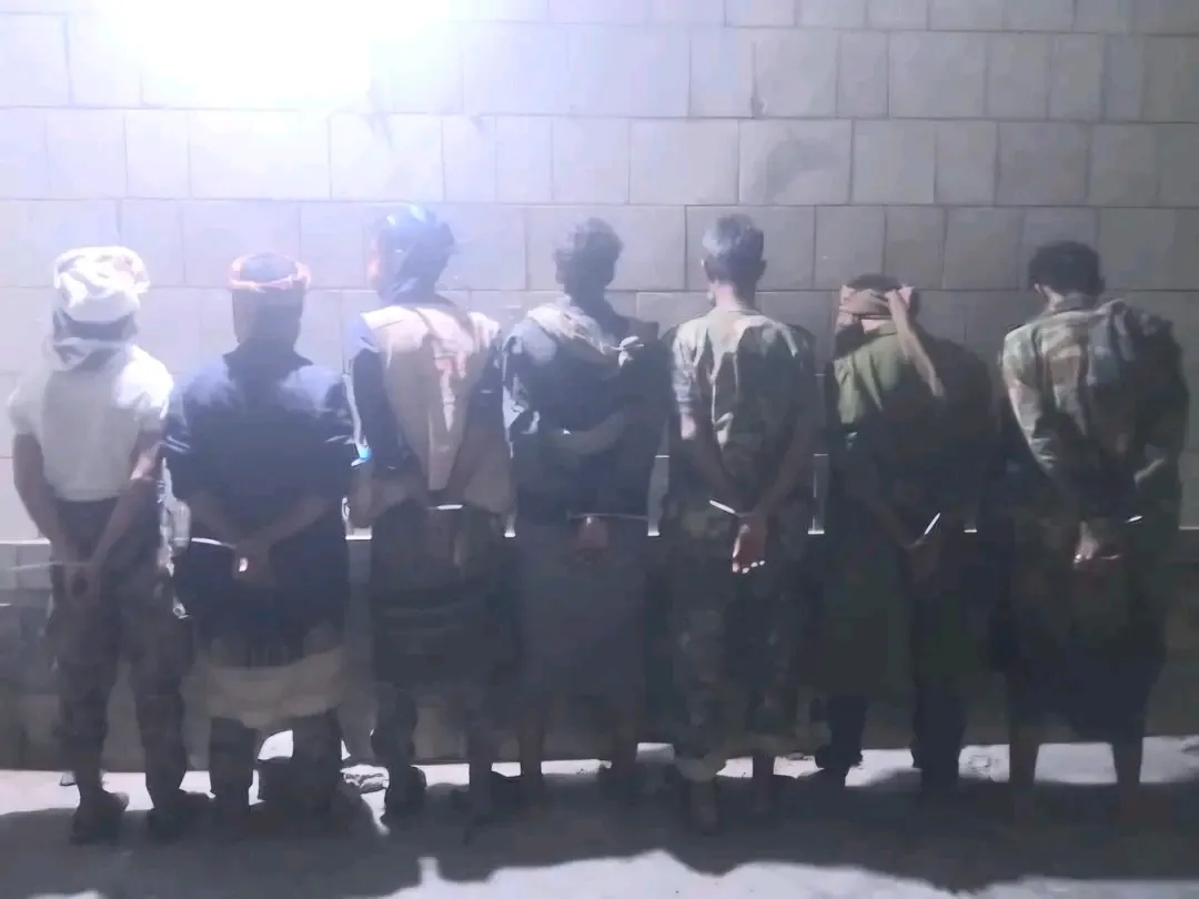 بيان رسمي صادر عن إدارة أمن أبين بعد القبض على قائد نقطة مع عدد من افراده الذي قاموا بابتزاز سائق مصري على الخط الدولي