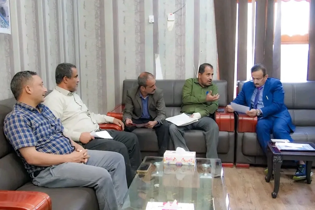 المحافظ بن الوزير يناقش مع قيادات المياه والموارد المائية مشروعات حيوية لتعزيز الأمن المائي وتنمية الريف بالمحافظة