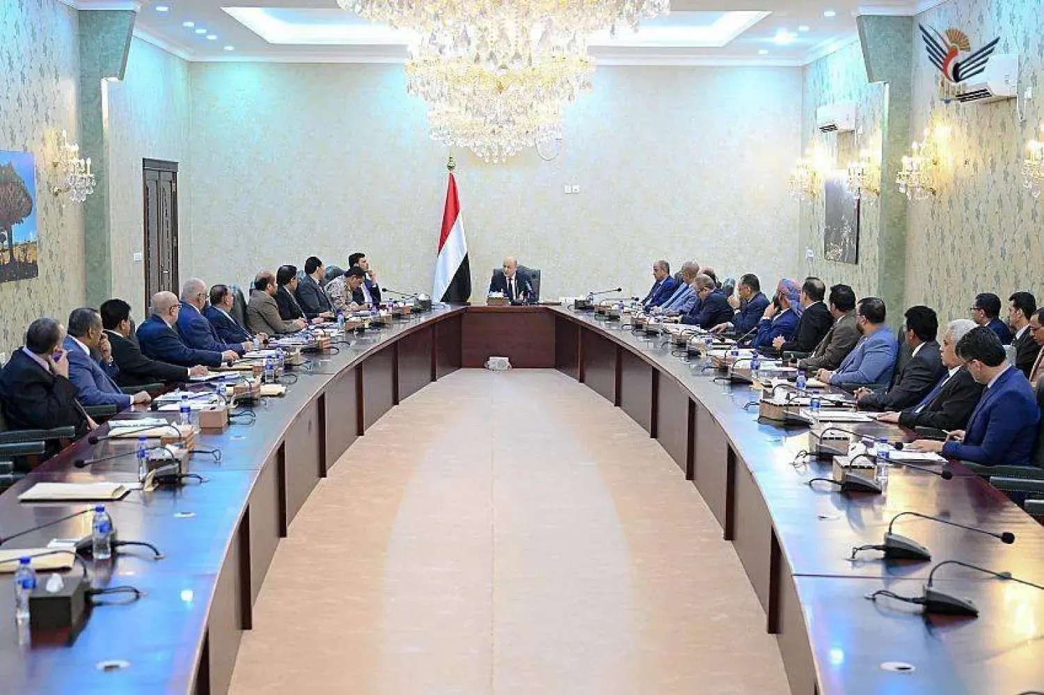 العليمي وتمدد النفوذ المالي… جدل جديد يشعل الخلاف داخل السلطة