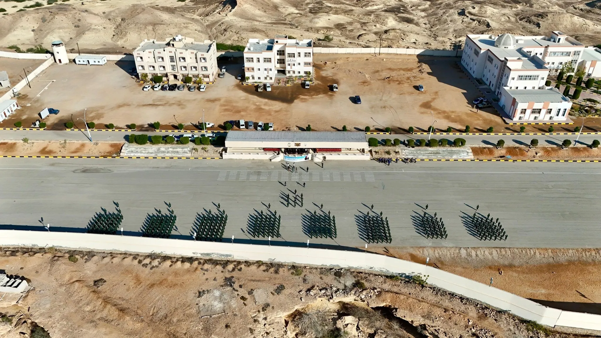 محافظ حضرموت يشهد تخرج دفعتين جديدتين من كلية الشرطة ويؤكد رفض أي تشكيلات خارج الدولة