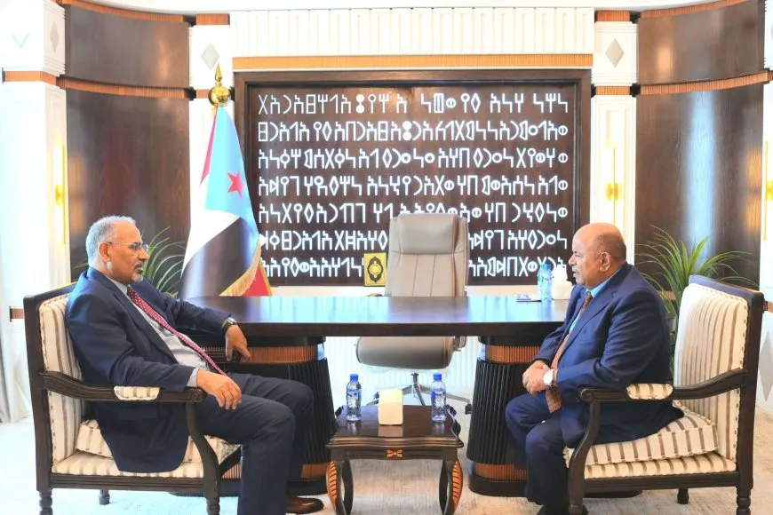 الرئيس القائد الزُبيدي يلتقي محافظ حضرموت الجديد سالم الخنبشي