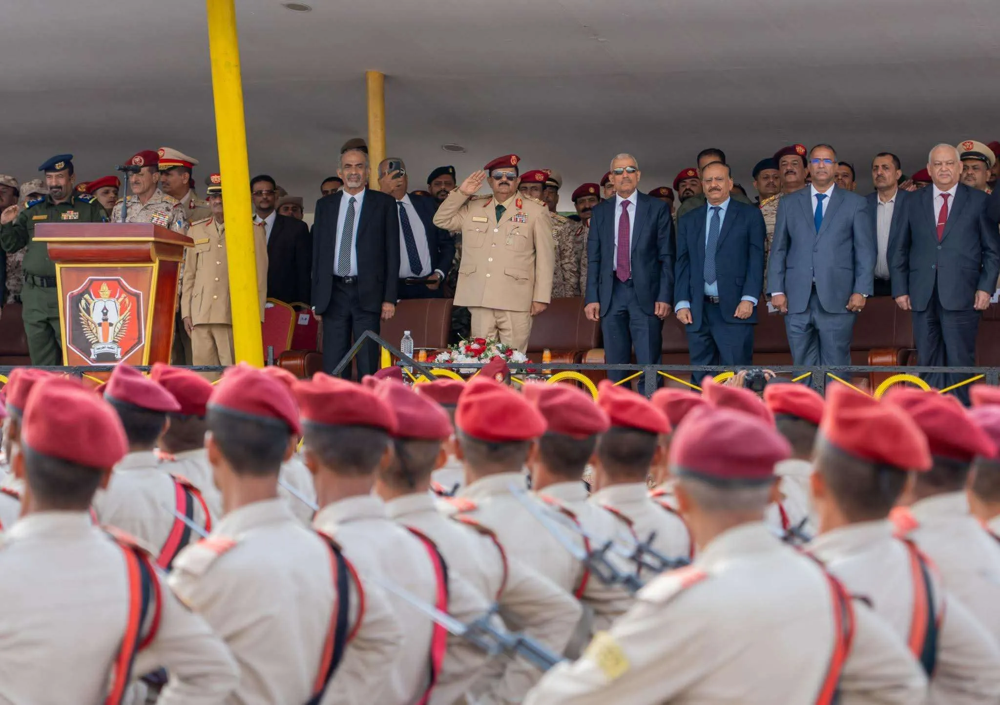 وزير الدفاع يشهد حفل تخرج الدفعة ٥٢ كلية حربية في العاصمة عدن
