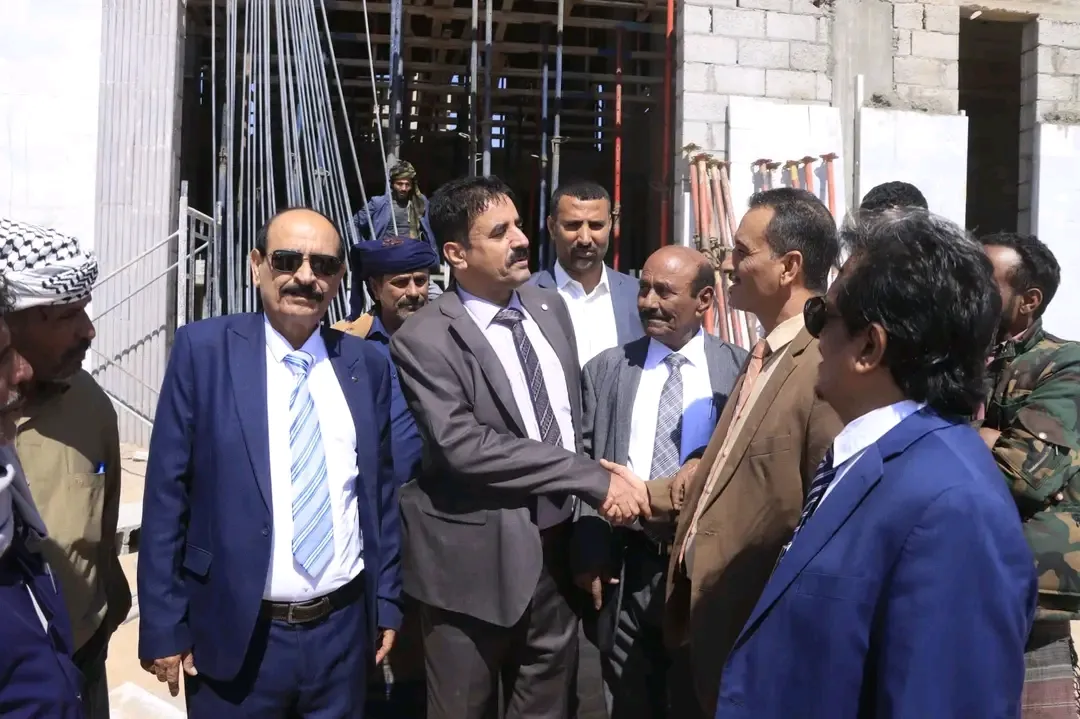 الجبواني وبن لسود يتفقدان سير الأعمال الإنشائية في كلية الطب بجامعة شبوة