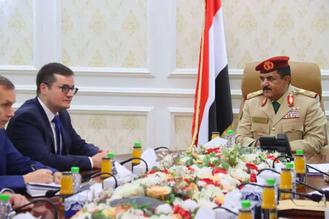 وزير الدفاع يبحث مع السفير الروسي مستجدات الأوضاع في بلادنا وتعزيز التعاون الدفاعي