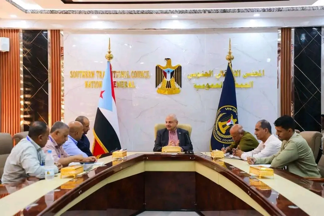 فريق التوجيه والرقابة الرئاسي يلتقي قيادة مؤسسة المياه والصرف الصحي بالعاصمة عدن