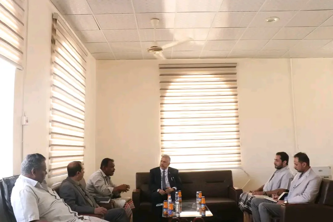 فريق التوجيه والرقابة الرئاسي يلتقي بمدير عام مديرية الغيضة لبحث سُبل تعزيز العمل الإداري والخدمي .