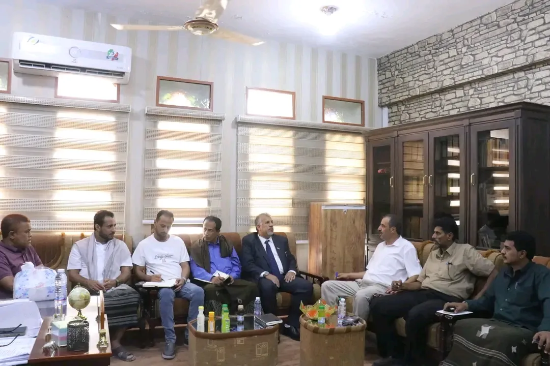 فريق التوجيه والرقابة الرئاسي وقيادة انتقالي المهرة يزوران مكتب التربية بالمحافظة ويطلعون على سير العملية التعليمية .