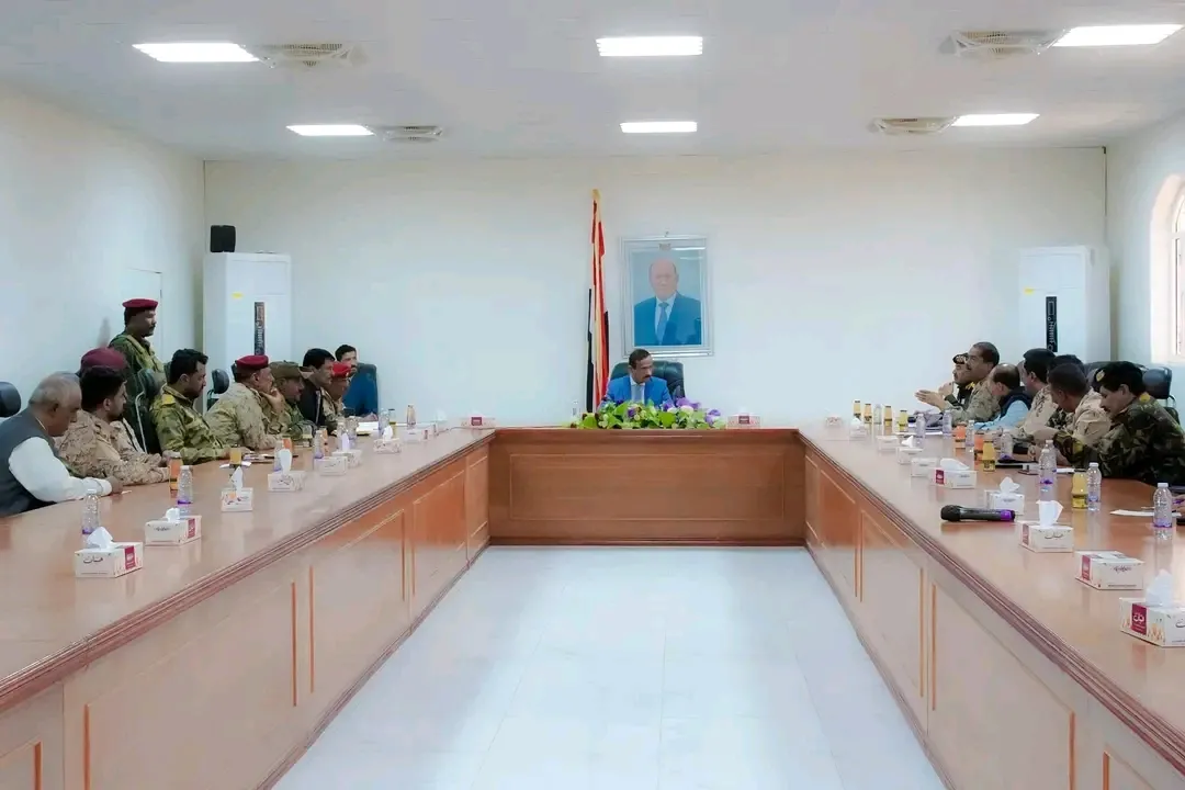 برئاسة المحافظ بن الوزير اللجنة الأمنية تؤكد المضي بثبات في تعزيز الأمن والاستقرار والتصدي لمشاريع الفوضى والإرهاب