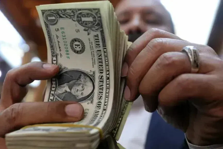 رفع الدولار الجمركي بين الرغبة الحكومية والرهبة الشعبية