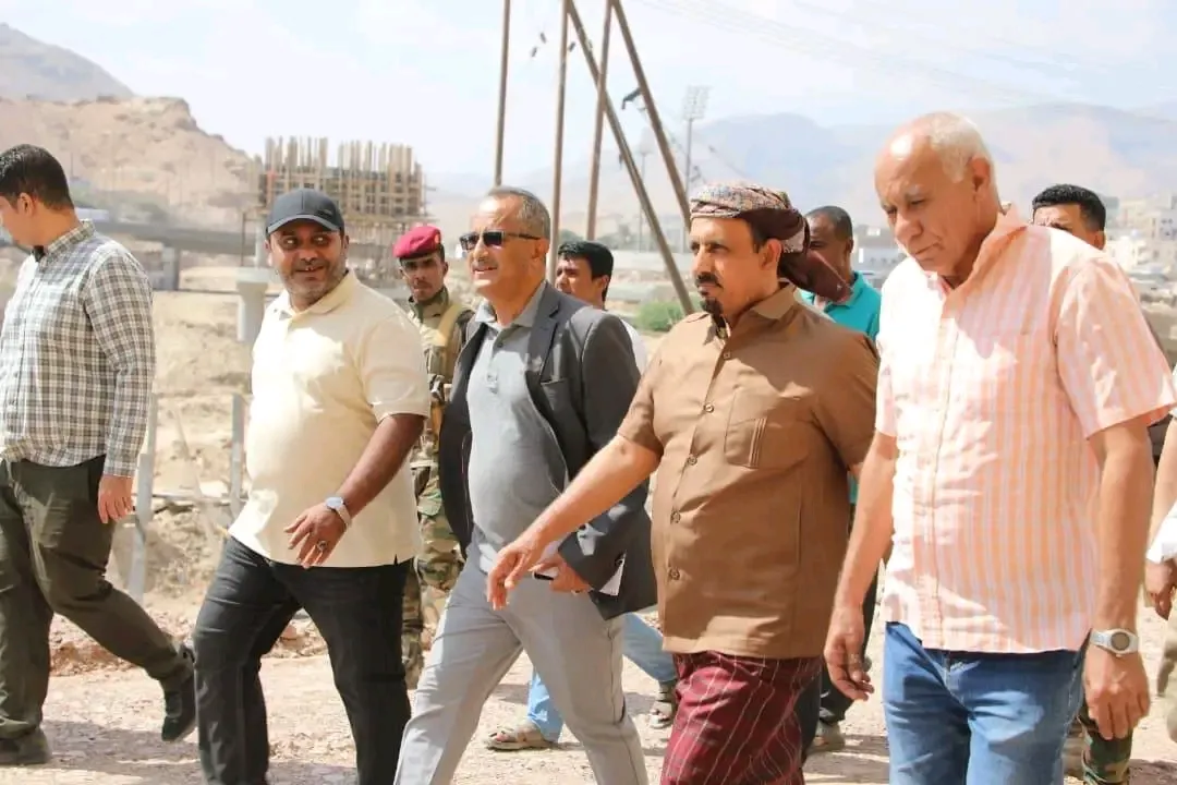 المحافظ بن ماضي يتفقد شوارع ديس المكلا ويشدد على سرعة إنجاز الطرق الجانبية للمرحلة الثانية لخور المكلا