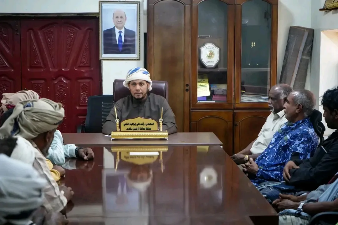 محافظ سقطرى يلتقي مشايخ وأعيان قبيلة بدلهي ويؤكد أهمية تعزيز التماسك المجتمعي والحفاظ على الأراضي