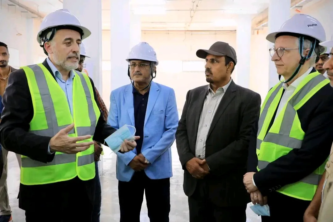 محافظ حضرموت والسفير الألماني يتفقدان مشروع تأهيل المخازن المركزية للأدوية (شريان الإمداد للمحور الشرقي)