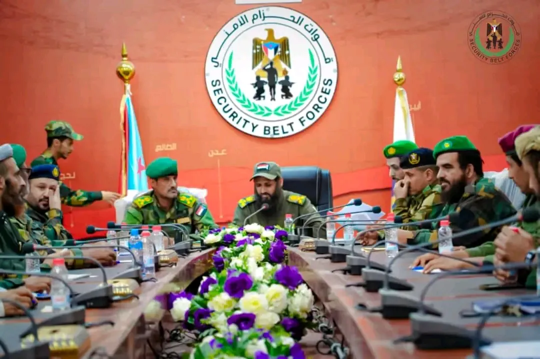 العميد الوالي يترأس اجتماعا بقيادات الحزام الأمني ويشيد بالأداء المتميز في العرض العسكري