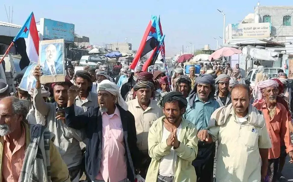 مسيرة جماهيرية في أبين دعماً لتفويض القوات المسلحة الجنوبية بتحرير وادي حضرموت