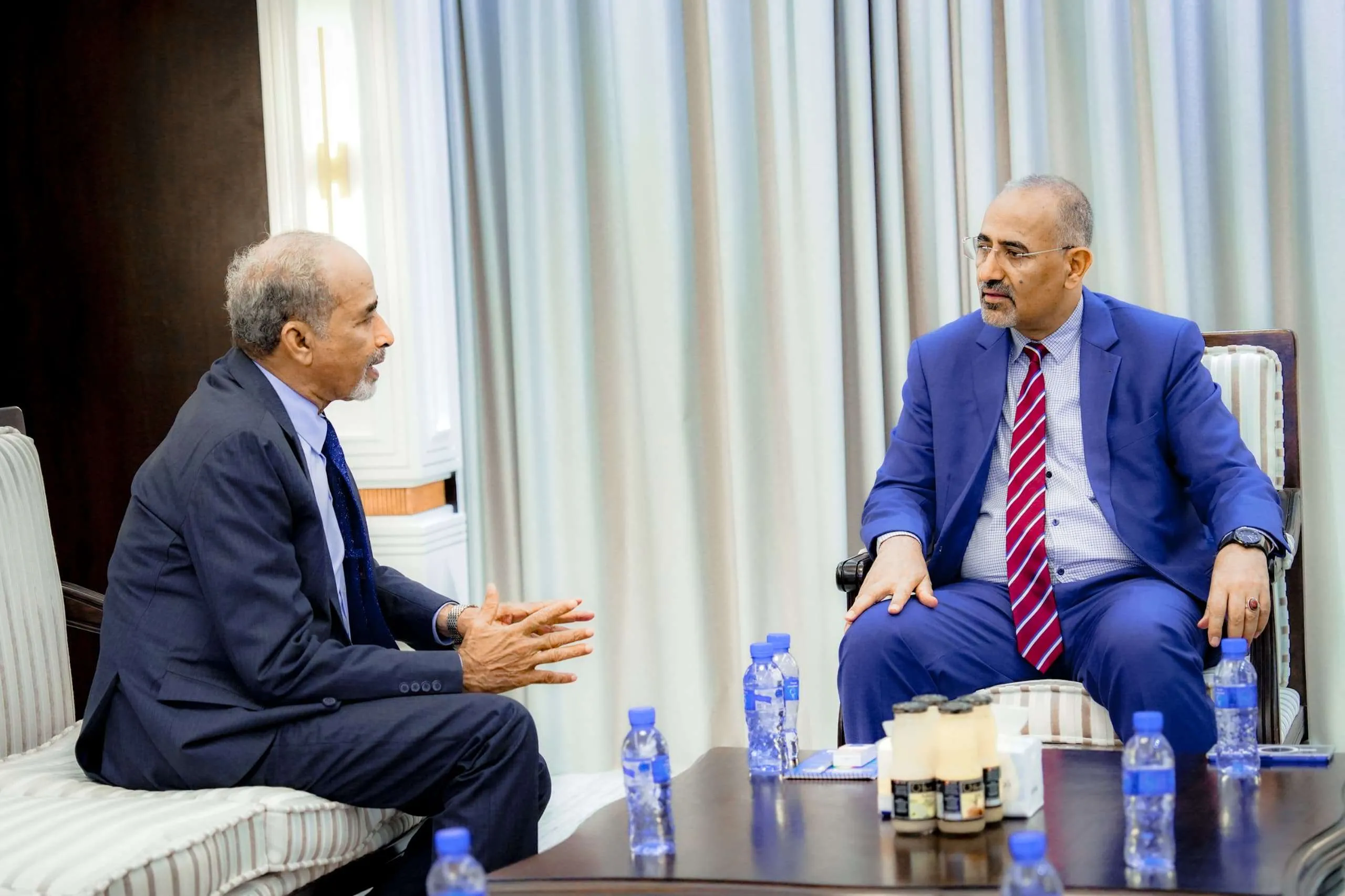 الرئيس الزُبيدي يبحث مع الفريق الصبيحي مستجدات الأوضاع العسكرية والأمنية