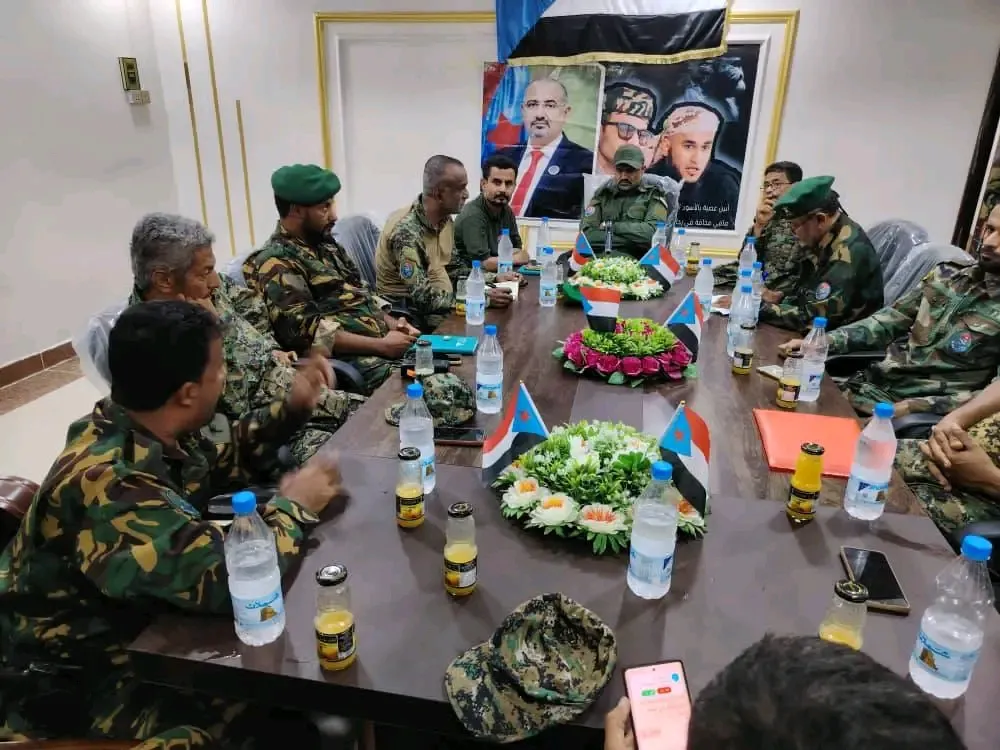 العميد السيد يترأس اجتماعاً بقيادات الحزام الأمني في أبين ويؤكد وقوفه الكامل مع القيادة الجنوبية ويشدد على رفع الجاهزية