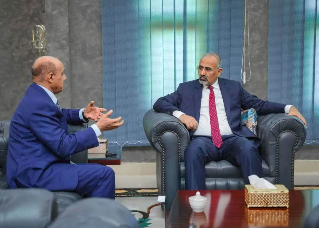 الرئيس الزُبيدي يطّلع من محافظ البنك المركزي على الإجراءات المنفذة في خطة الإصلاحات المالية والمصرفية