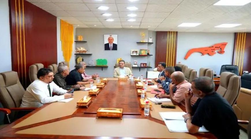 \"لملس\" يبحث مع قيادات المصافي ومنشأة الغاز إجراءات عاجلة لمعالجة الأزمة