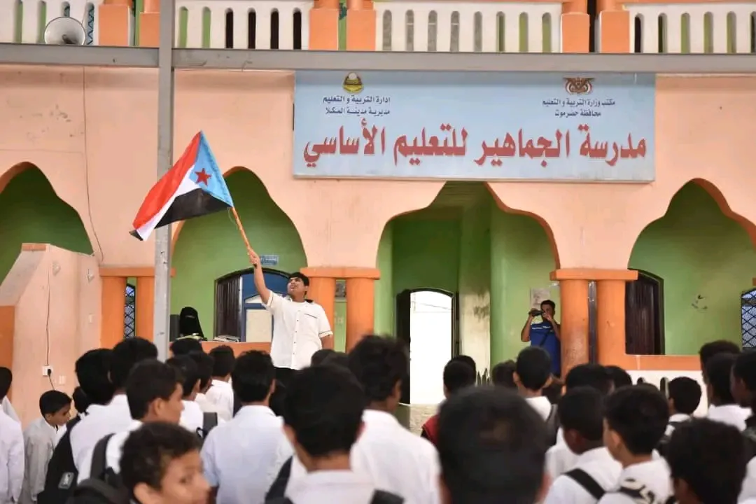 انتقالي حضرموت يدشّن رفع علم دولة الجنوب العربي وترديد النشيد الوطني في مدارس وثانويات المكلا