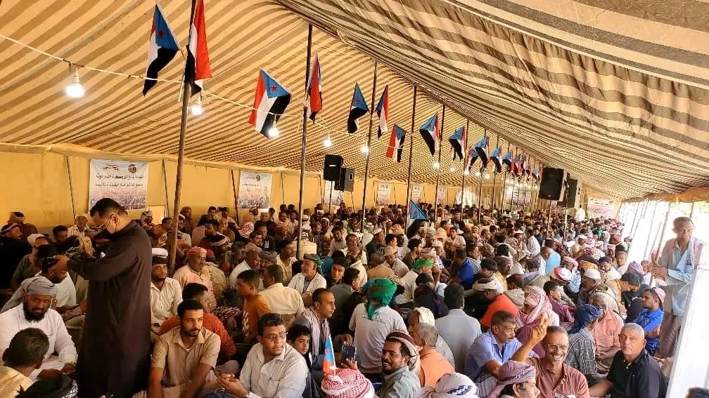 أبناء وادي وصحراء حضرموت يواصلون اعتصامهم المفتوح للمطالبة بإعلان دولة الجنوب العربي.