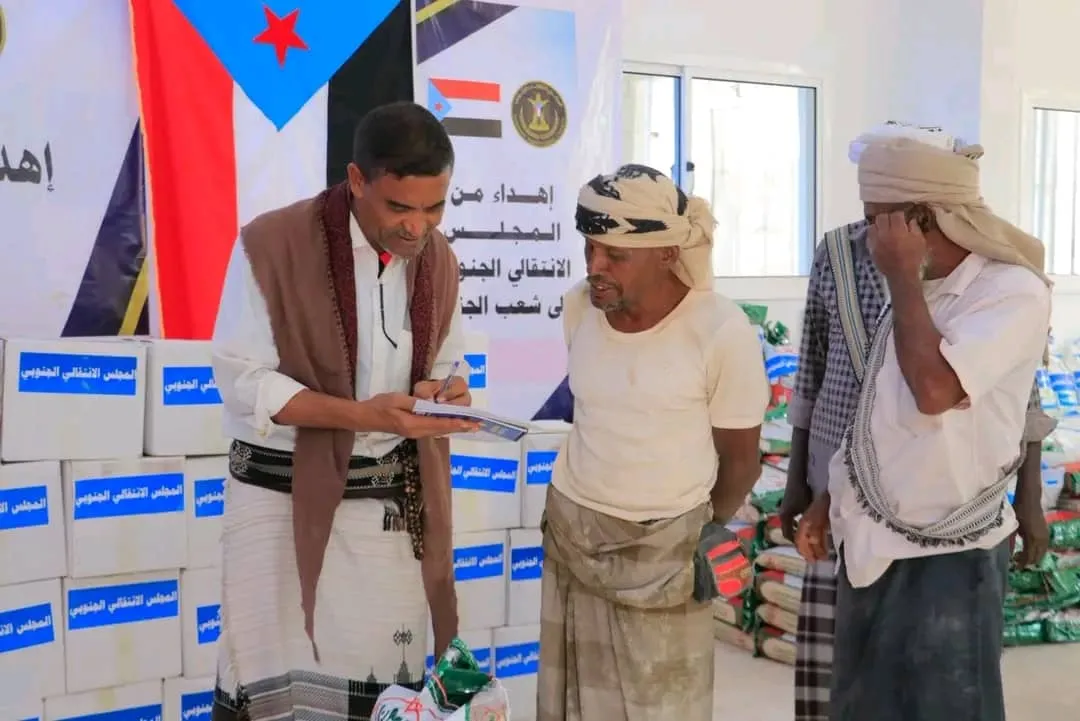 مقدمة من الرئيس الزُبيدي.. انتقالي وادي وصحراء حضرموت يدشّن توزيع السلال الغذائية للأسر الأشد احتياجًا