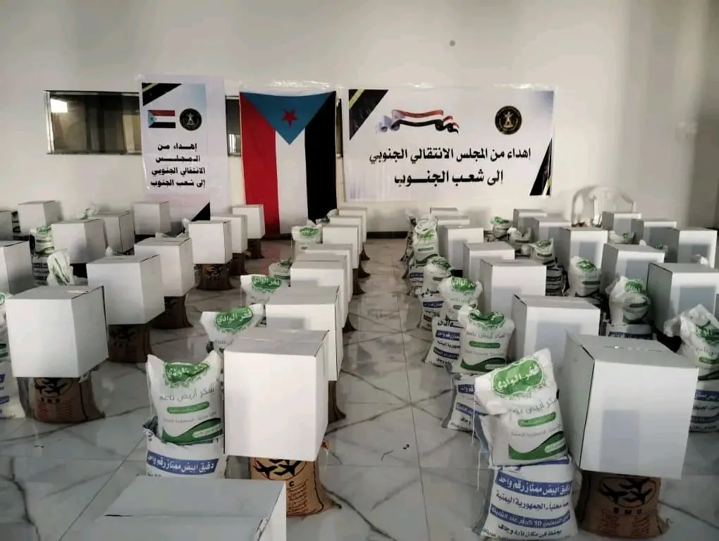 مقدمه من الرئيس الزبيدي.. ولليوم الثالث على التوالي… انتقالي مديرية سيئون يواصل توزيع السلال الغذائية