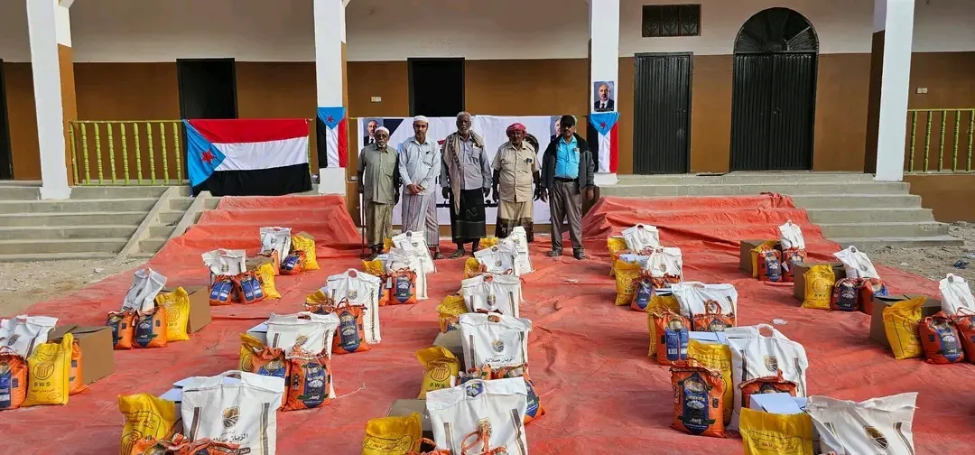 مقدمه من الرئيس الزُبيدي.. انتقالي تريم يدشن توزّيع السلال الغذائية.