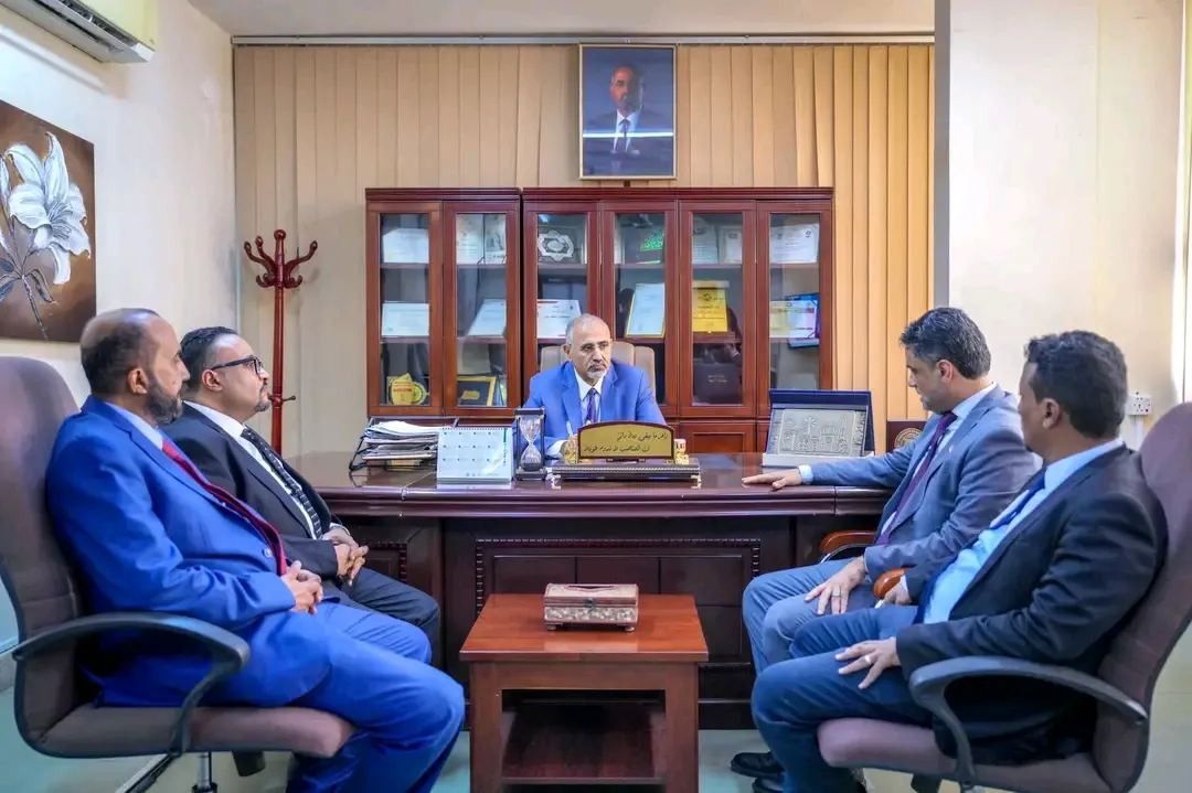 الرئيس الزُبيدي يتفقد سير العمل بوزارة الإعلام والثقافة والسياحة