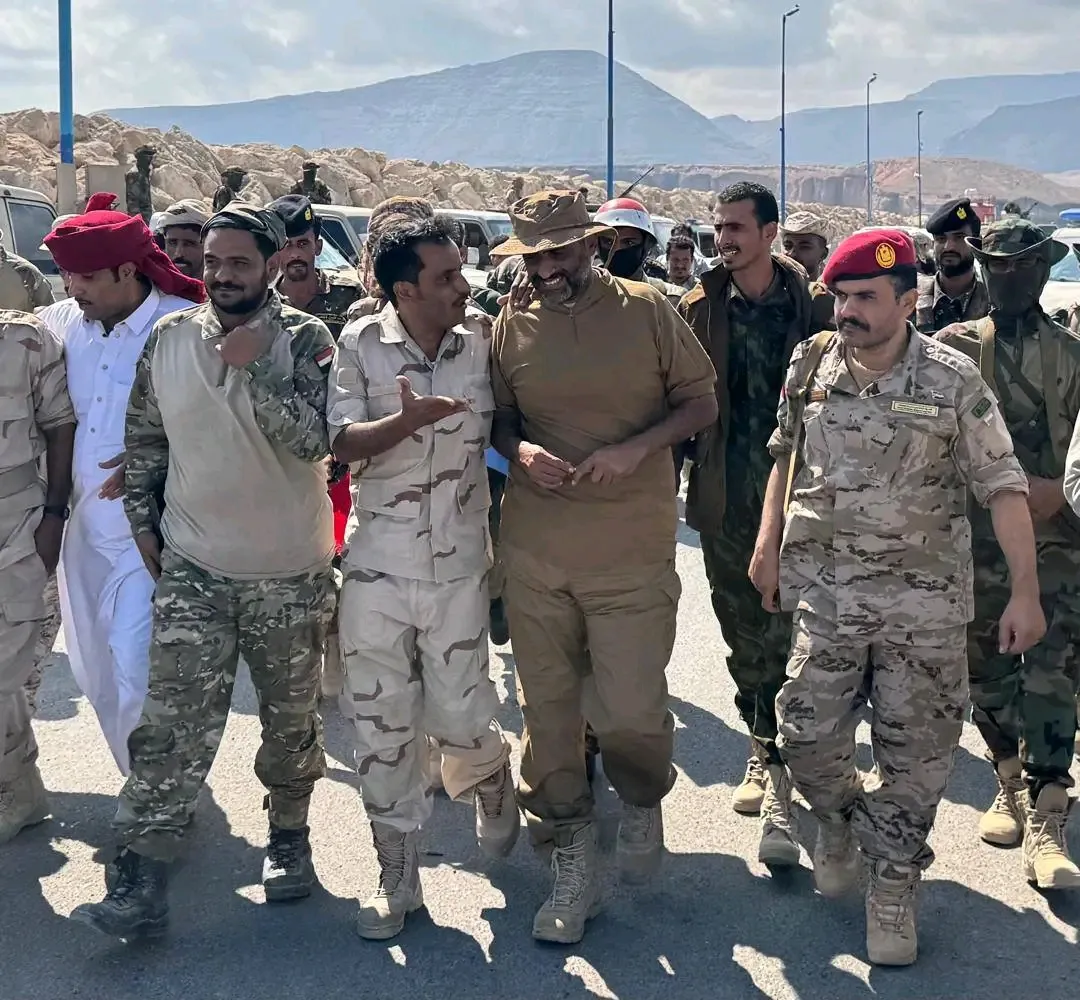 قائد محور الغيضة وقائد اللواء السادس دعم وإسناد يتفقدان القوات العسكرية في ميناء نشطون ويؤكدان جاهزية الوحدات لحماية السواحل والممرات البحرية