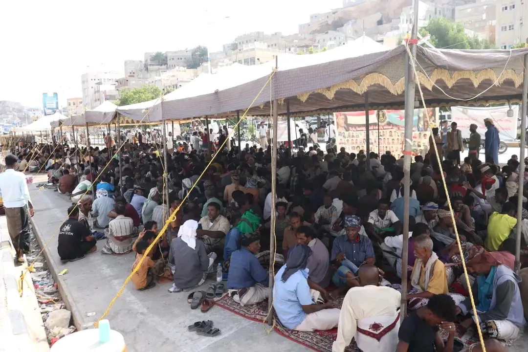 لليوم الثامن على التوالي.. إقبال جماهيري واسع على مخيم الاعتصام المفتوح بمدينة المكلا
