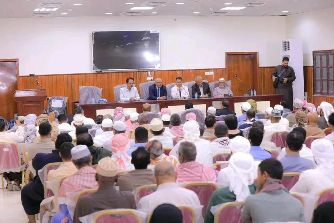 الكثيري يترأس لقاء موسعا بالمكتب التنفيذي وعقال الحارات والشخصيات الاجتماعية بسيئون