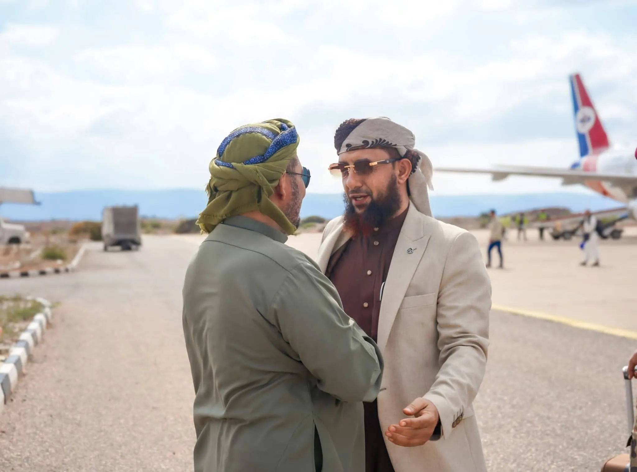 المحافظ الثقلي يستقبل نائب وزير الأوقاف والإرشاد في مطار سقطرى الدولي