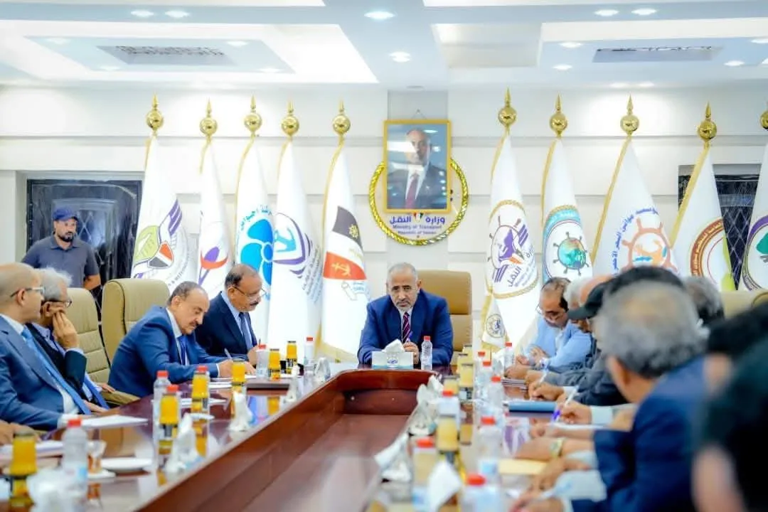 الرئيس الزُبيدي يبحث سُبل تطوير البنية التحتية لقطاع النقل