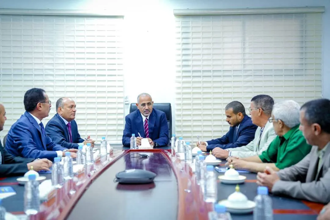 الرئيس الزُبيدي يتفقد سير العمل بوزارة الصناعة والتجارة