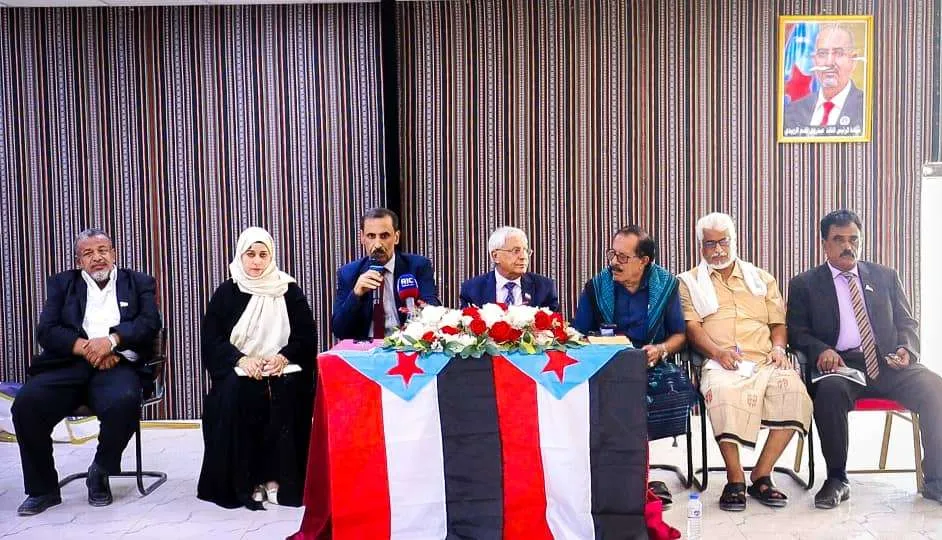 يلتقي أعضاء الجمعية الوطنية ومجلس المستشارين من حضرموت والهيئة التنفيذية بالمحافظة