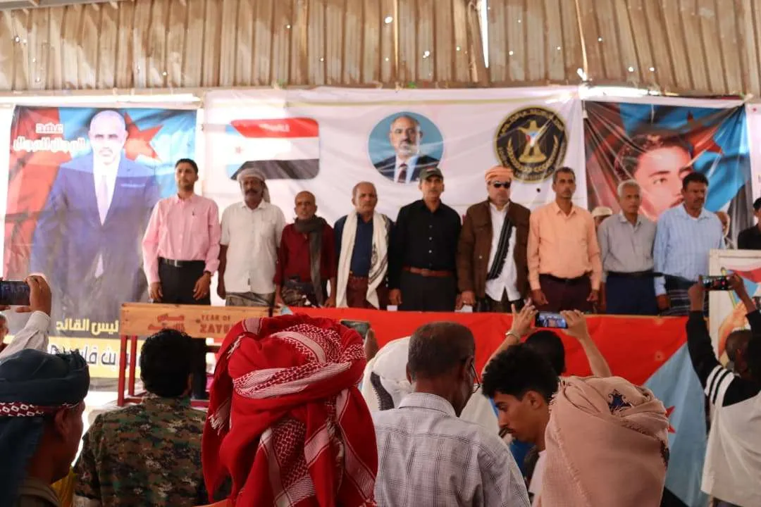 توافد شخصيات اجتماعية وقبلية بارزة إلى مخيم الاعتصام المفتوح في مدينة زنجبار