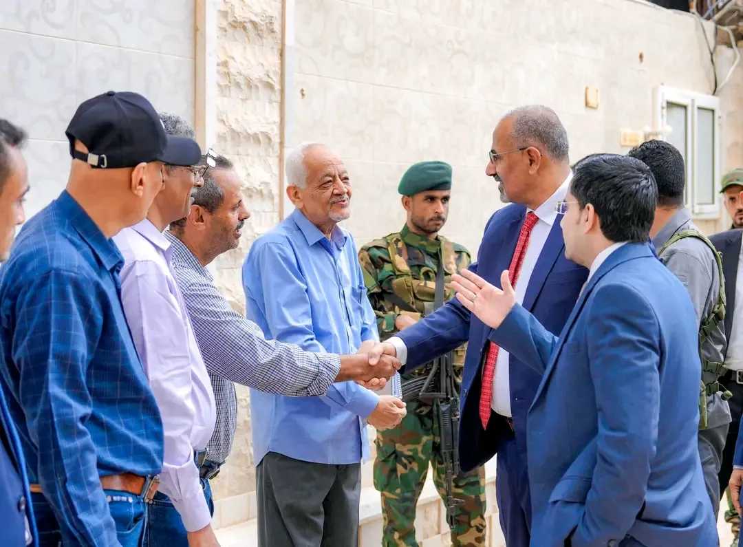 الرئيس الزُبيدي يزور وزارة المياه والبيئة ويطّلع على المشاريع المنفذة لتعزيز الموارد المائية