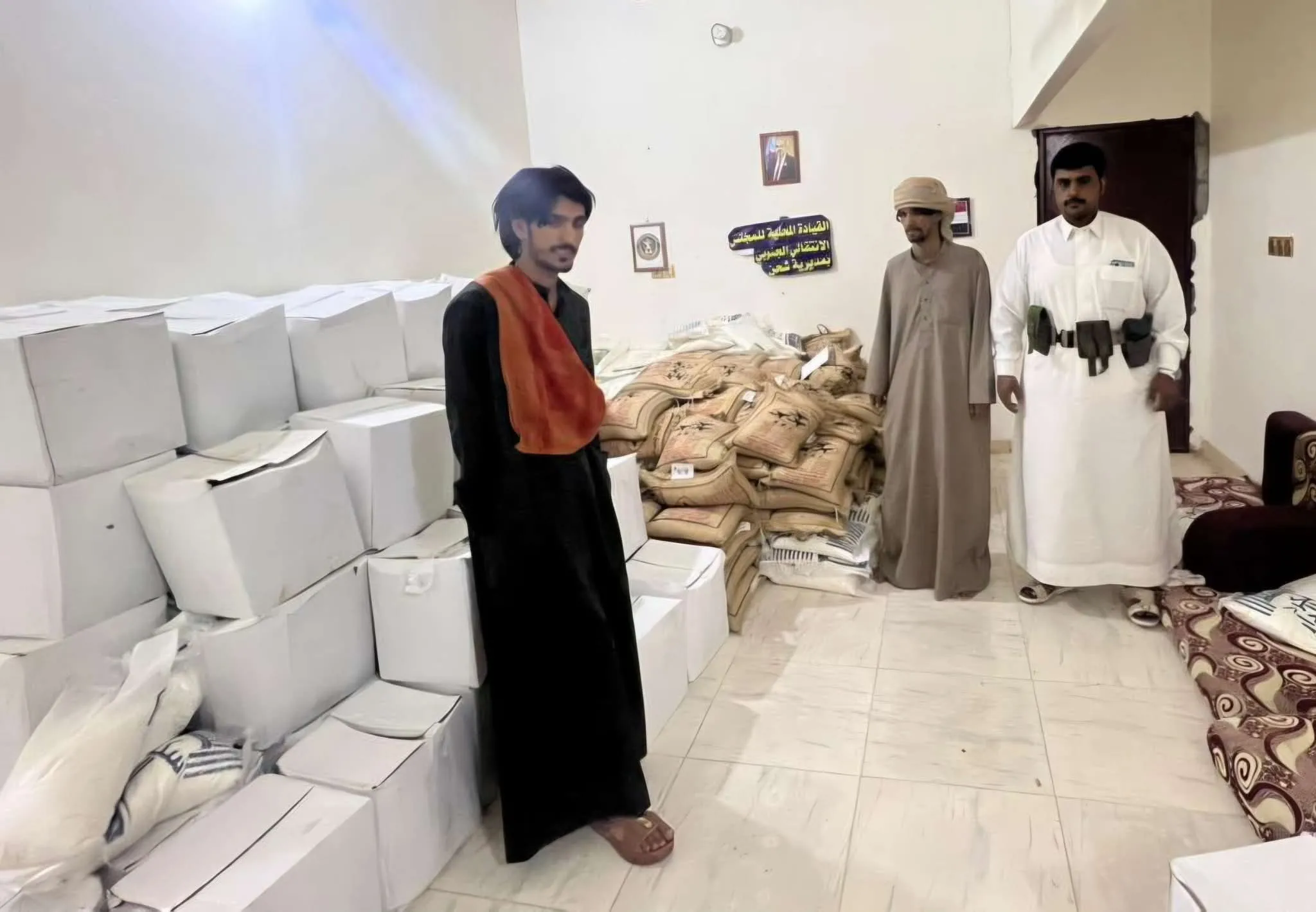 مقدمة من الرئيس الزُبيدي.. انتقالي شحن يدشّن توزيع السلال الغذائية للأسر الأشد احتياجًا