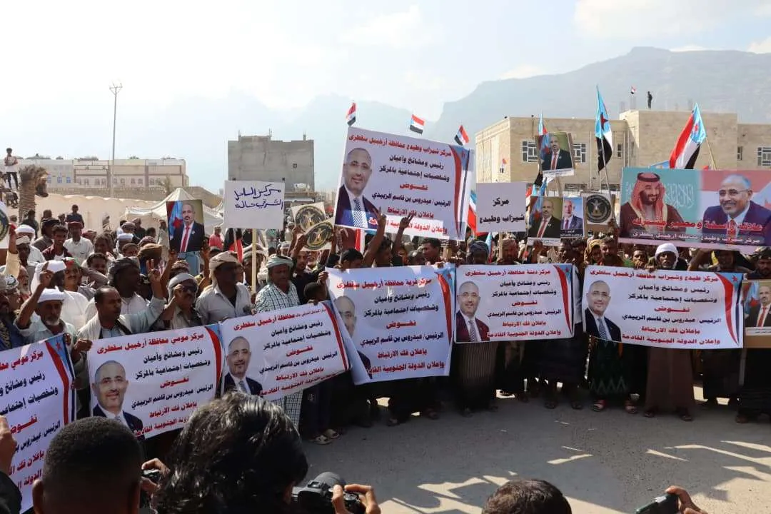 توافد أبناء المناطق الشرقية في سقطرى إلى مخيم الاعتصام دعمًا لمطلب إعلان دولة الجنوب العربي