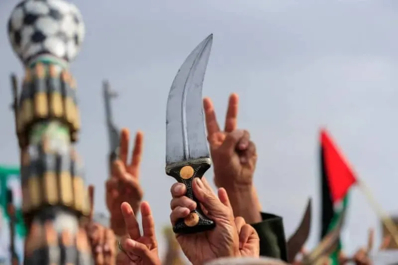 تحركات غير معلنة.. قيادات حوثية تعيد ترتيب جبهات القتال بإشراف خبراء لبنانيين