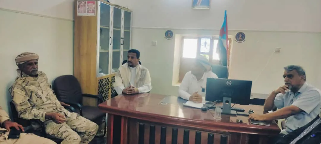 العميد عثمان معوضة يناقش مع قيادة انتقالي حورة و وادي العين سبل تعزيز الاستقرار الأمني بالمديرية