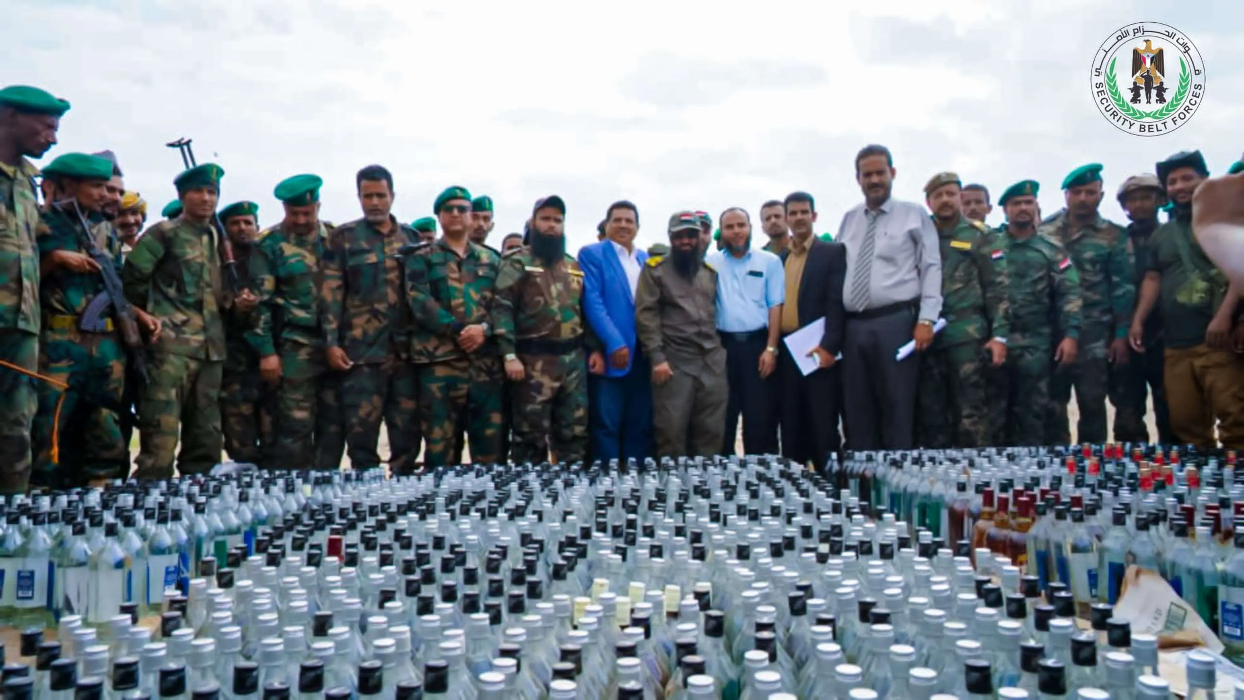 باشراف العميد الوالي.. إدارة مكافحة المخدرات بقوات الحزام الأمني تتلف (2795) قارورة وعلبة من الخمور المستوردة