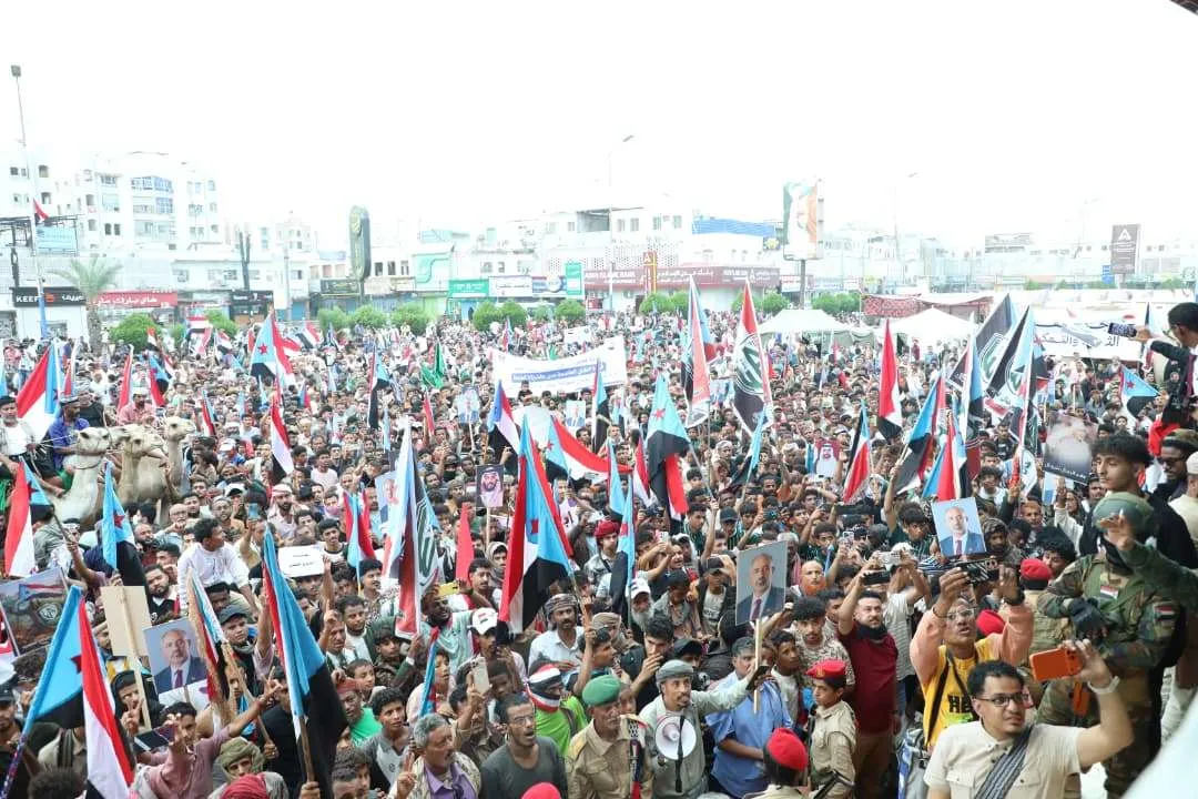 من ساحة العروض بالعاصمة عدن.. حشود ردفان وعدن تجدد تفويضها للرئيس الزُبيدي لإعلان دولة الجنوب