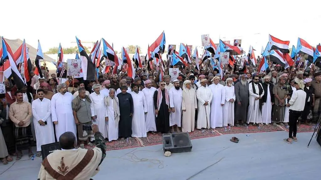 توافد حشود جماهيرية من سيحوت إلى ساحة اعتصام المهرة لدعم مطلب إعلان دولة الجنوب العربي