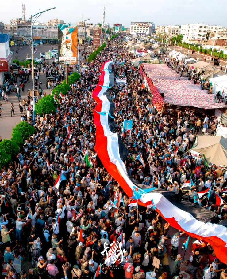 يافع تزلزل ساحة العروض: موكب مهيب يؤكد أن الجنوب حي بإرادة أبنائه