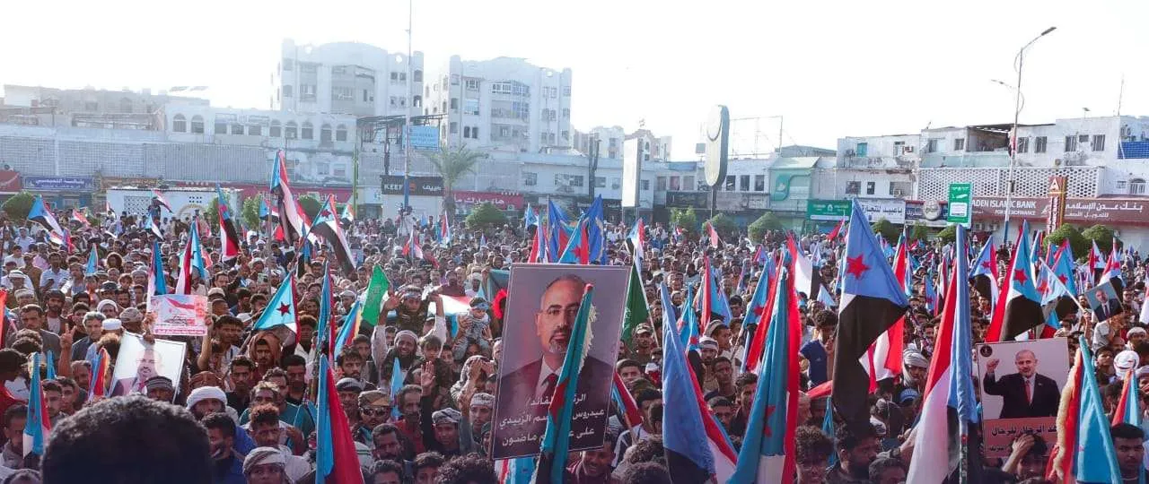 توافد أبناء البريقة وجحاف إلى ساحة الاعتصام بالعاصمة عدن دعمًا لمطلب إعلان دولة الجنوب العربي