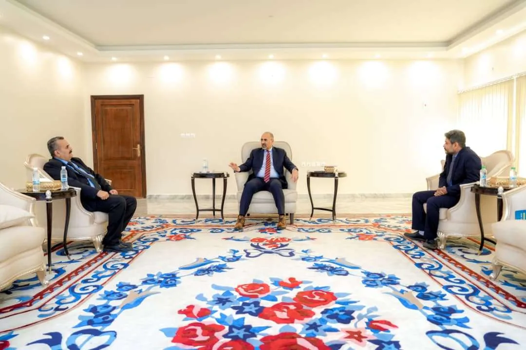 الرئيس الزُبيدي يشدد على أهمية تطوير البنى التحتية لمطار عدن الدولي