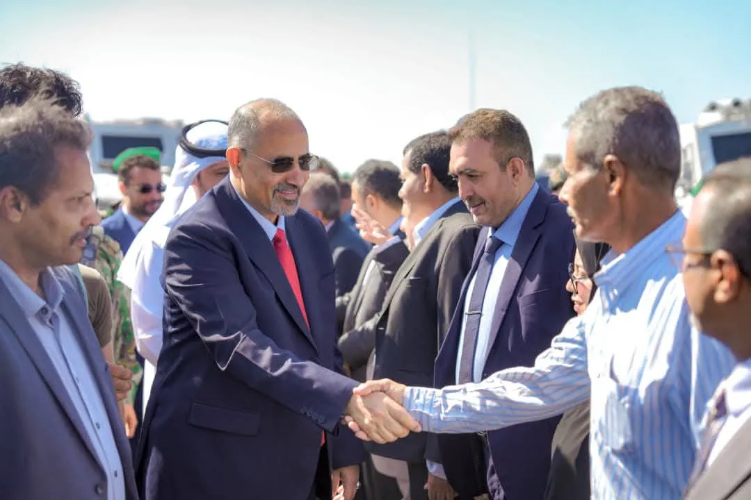 الرئيس الزُبيدي يزور محافظة أبين ويضع حجر الأساس لمشروع محطة الطاقة الشمسية بقدرة 30 ميجاوات